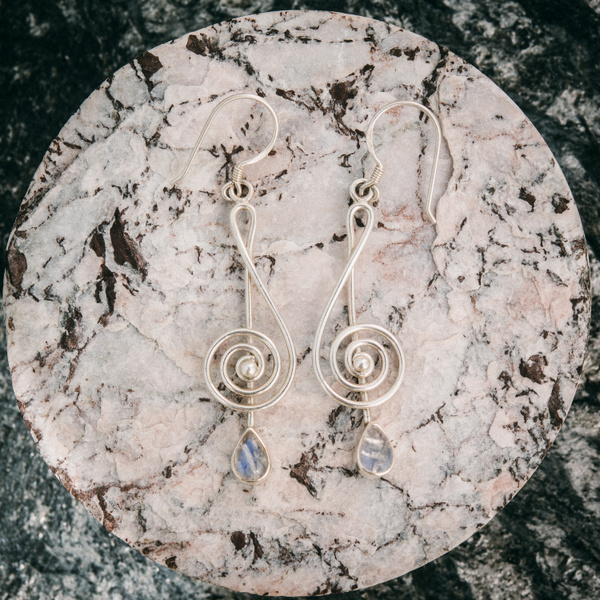серебряные серьги с лунным камнем скрипичный ключ